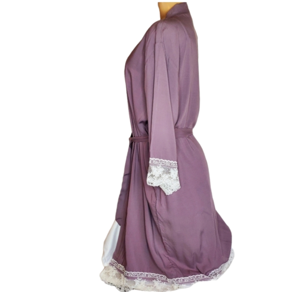 Unbranded lavender and white lace robe S/M